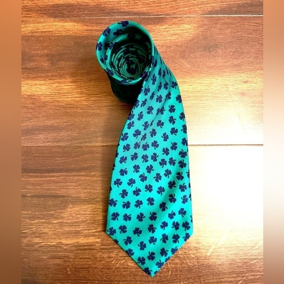 🍁SALE🍁 ALYNN 100% Silk Clover Leaf Print on Green Tie Made in USA - Picture 1 of 9